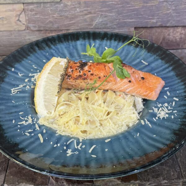 4. Špeciál - 320g Tagliatelle so smotanovou omáčkou a grilovaným lososom, parmezán (1,3,4,7)
