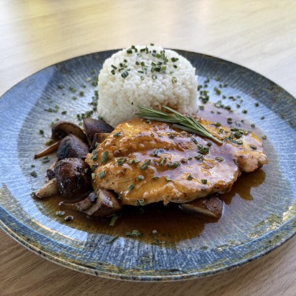MENU 2. 120g Kur. plátok na grilovaných hnedých šampiňónoch, jemný rozmarínový demi glace , 180g ryža (7)