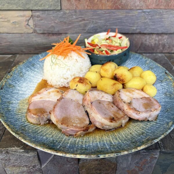 MENU 5. Big menu – 200g Mäso 2 farieb v slaninke na demi glace, 100g ryža, 100g opekané zemiaky, 100g šalát (1,3,7)