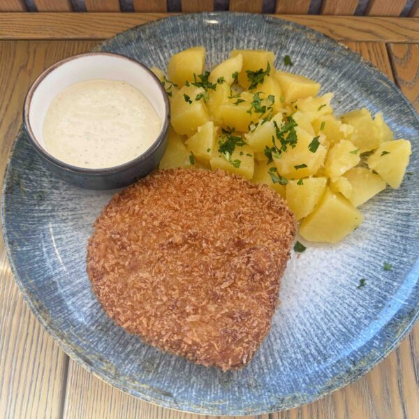 MENU 1. 120g Vyprážaný syr v panko strúhanke, 200g varené zemiaky s vňatkou, 50g dom. tat. om. (1,3,7,10)
