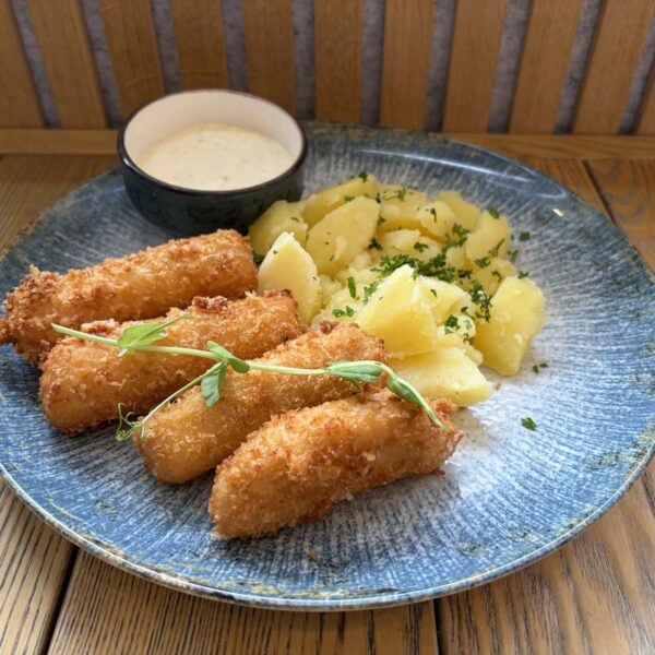 MENU 1. 120g Syrové nugetky v panko strúhanke (tehla, údená tehla), 200g varené zemiaky s vňatkou, 50g dom. tat. om. (1,3,7,10)